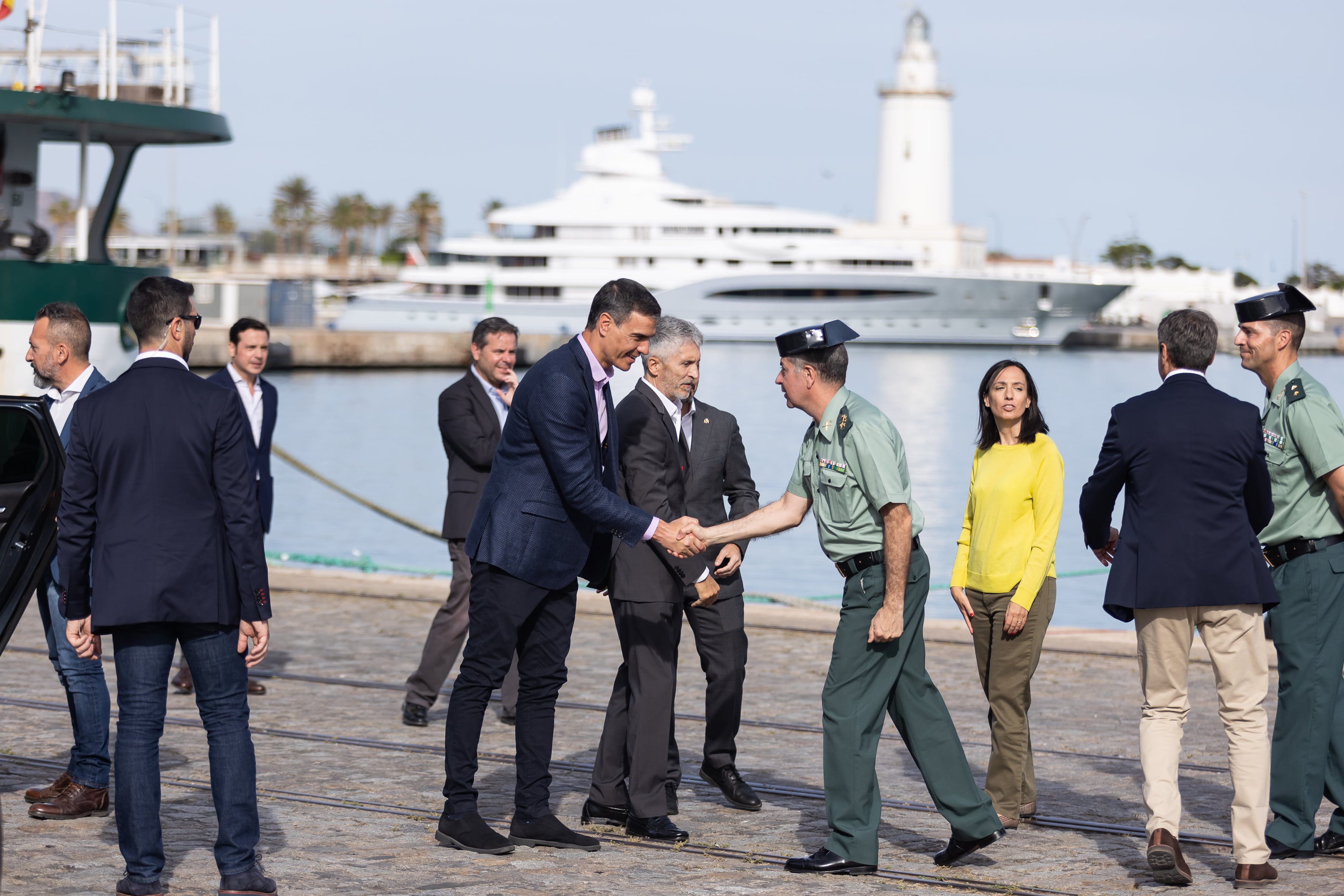 MÁLAGA, 02/05/2023.- El presidente del Gobierno, Pedro Sánchez (i), y el Ministro del Interior, Fernando Grande-Marlaska (c), se despiden del teniente general fiscal y fronteras Juan Luis Pérez Martín, tras su visita a las dos embarcaciones de la Guardia Civil que navegan en el Estrecho, la Rio Miño y Rio Arlanza, atracadas en el puerto de Málaga. EFE/Carlos Díaz