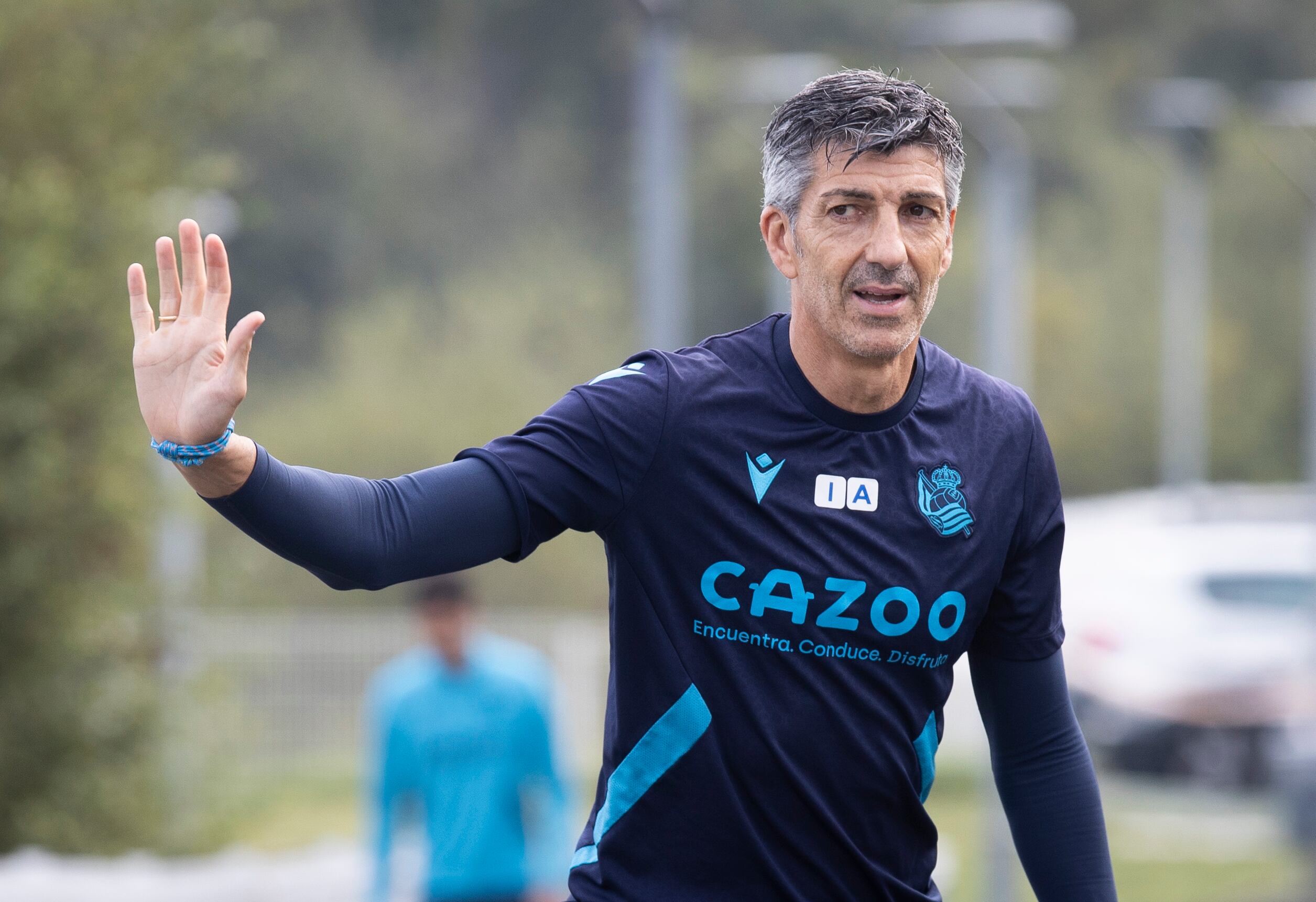 SAN SEBASTIÁN, 12/10/2022.- El entrenador de la Real Sociedad, Imanol Alguacil, prepara el partido de vuelta de la Liga Europa ante el Sheriff moldavo, este miércoles en las instalaciones de Zubieta en San Sebastián. EFE/ Javier Etxezarreta
