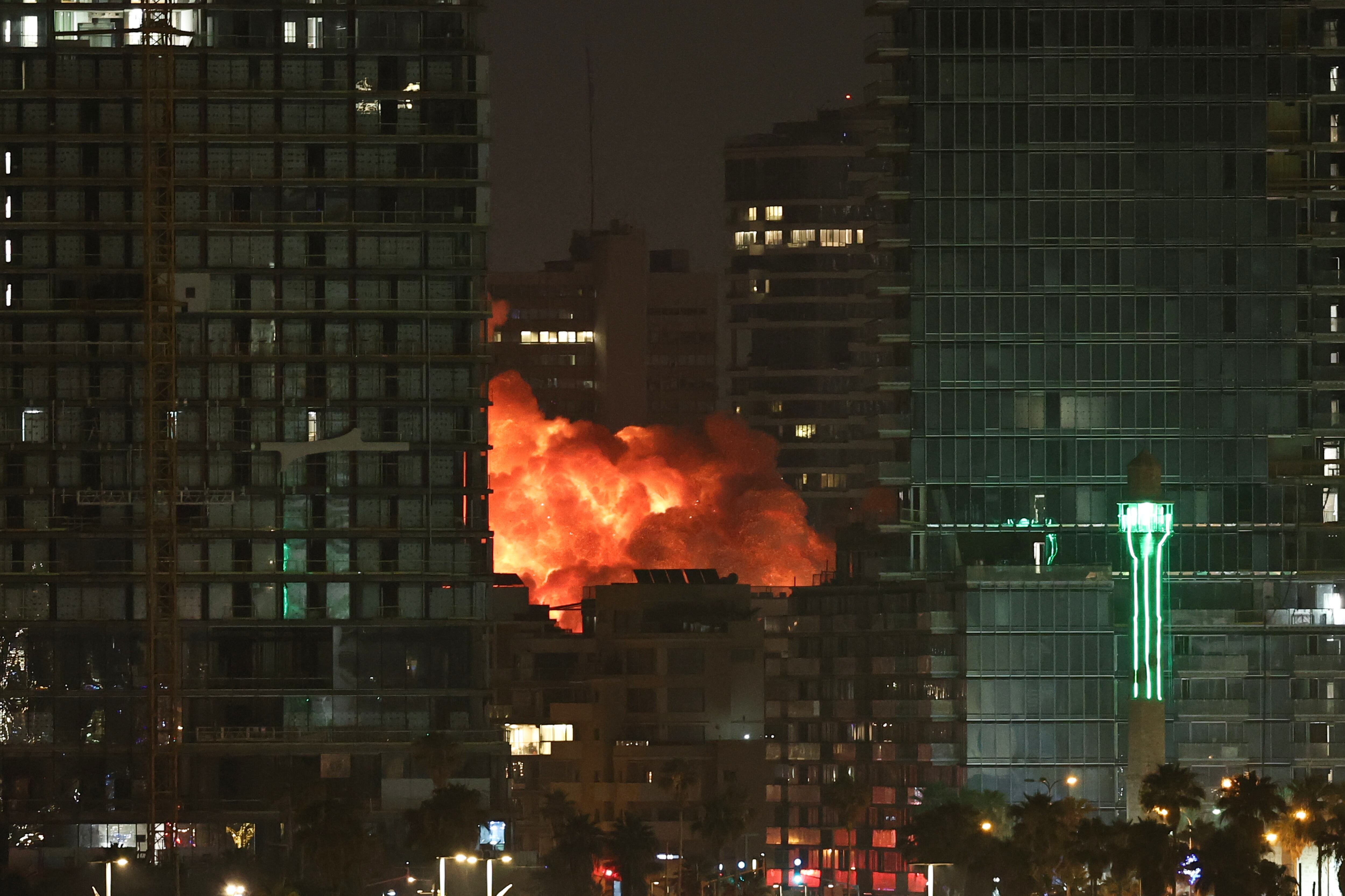 Explosión de un misil disparado desde Irán en Tel Aviv, Israel, el 16 de junio de 2025