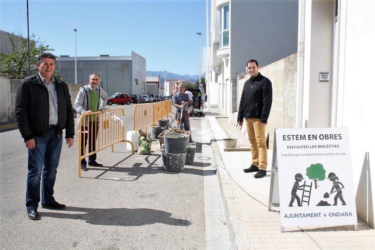 Visita de los responsables municipales a las obras para arreglar las aceras de Ondara.