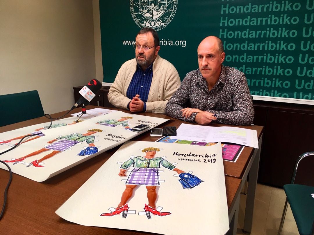 Txomin Sagarzazu, alcalde de Hondarribia, y Kalixa Silanes, delegado de Cultura en la presentación de las actividades del Carnaval. 