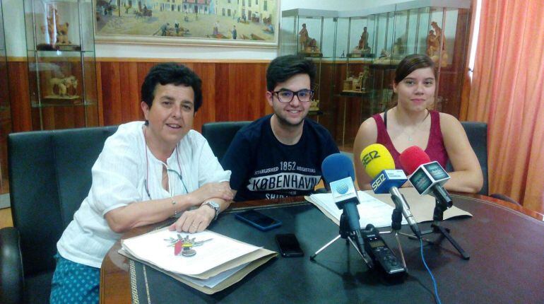 De izquierda a derecha: Conchi Zarco, concejala; Juan Manuel Castejón y Alba Martínez, del Consejo de la Juventud