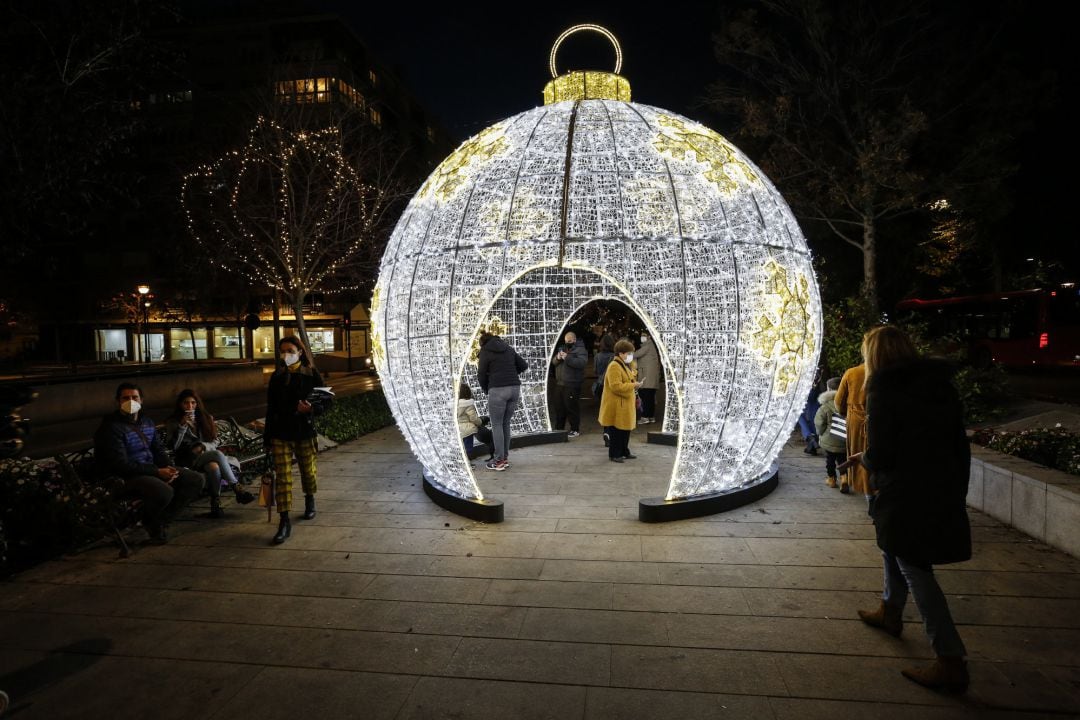 Las luces de la Navidad 2020 se encienden en Granada en mitad de la pandemia del coronavirus.