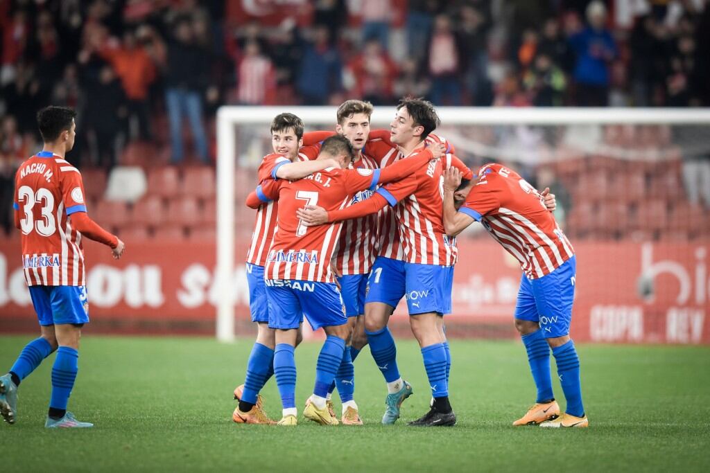 Los jugadores del Sporting celebran la clasificación para octavos de final tras eliminar al Rayo Vallecano.