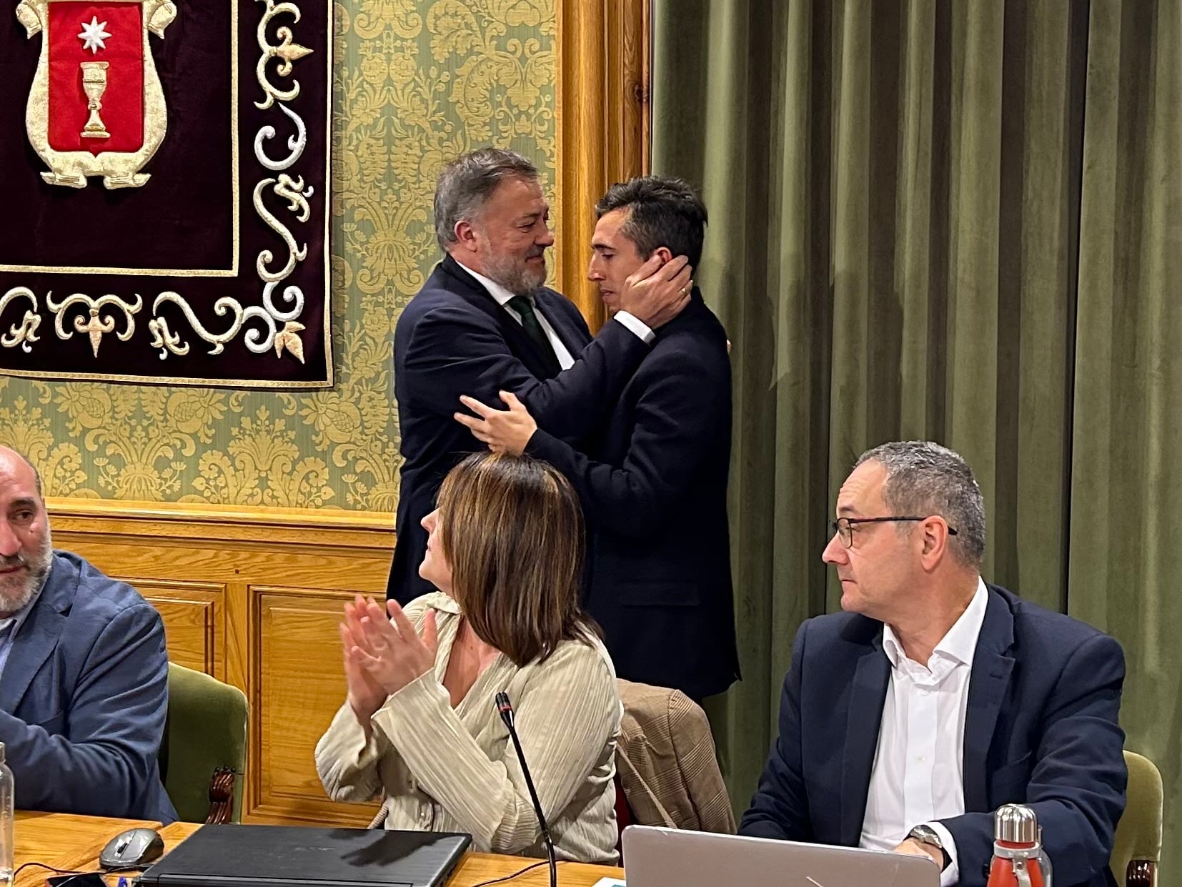 Dolz (I) abraza a Fernández (d) en su despedida