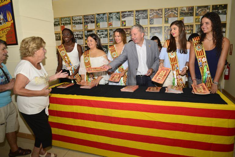 La reina y sus damas junto al edil de Fiestas, Javier Serralvo, en la entrega de los 'llibrets' de la Virgen de Gracia