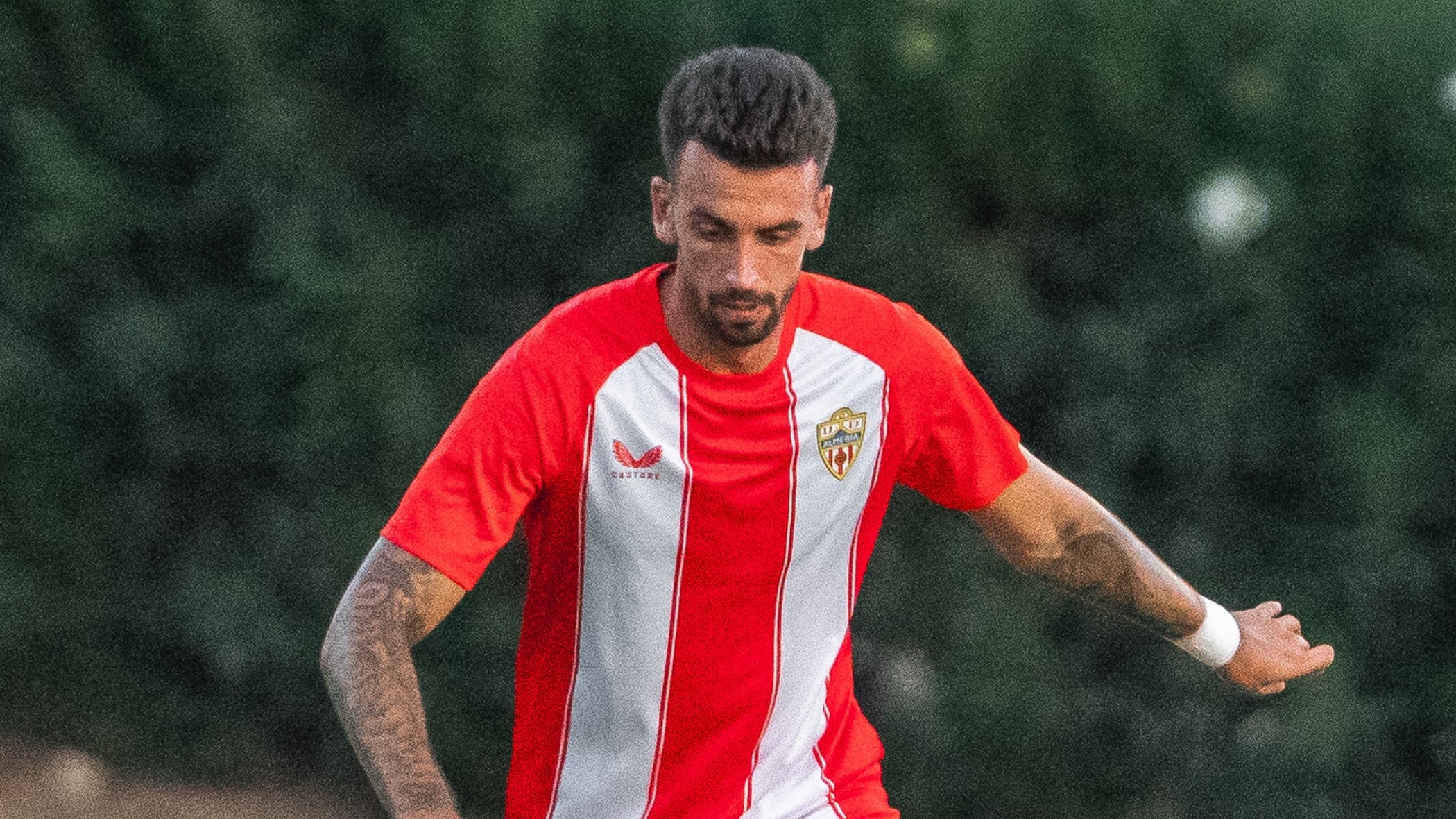 Centelles quiere empezar la Liga en el once pero tiene la dura competencia de Langa.