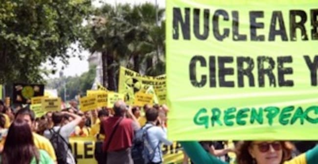 Alguns dels manifestants a la marxa de Barcelona contra les plantes atòmiques. (RAFA GARRIDO - ACN)