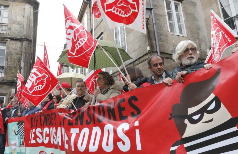 Centenares de jubilados durante la concentración para reivindicar la recuperación del poder adquisitivo de las pensiones en Santiago de Compostela.