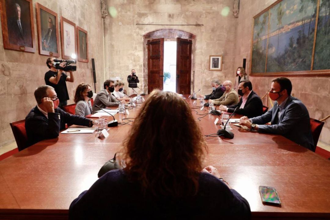 La presidenta del Govern, Francina Armengol en una Mesa de Diálogo Social de Baleares, en Consolat de Mar