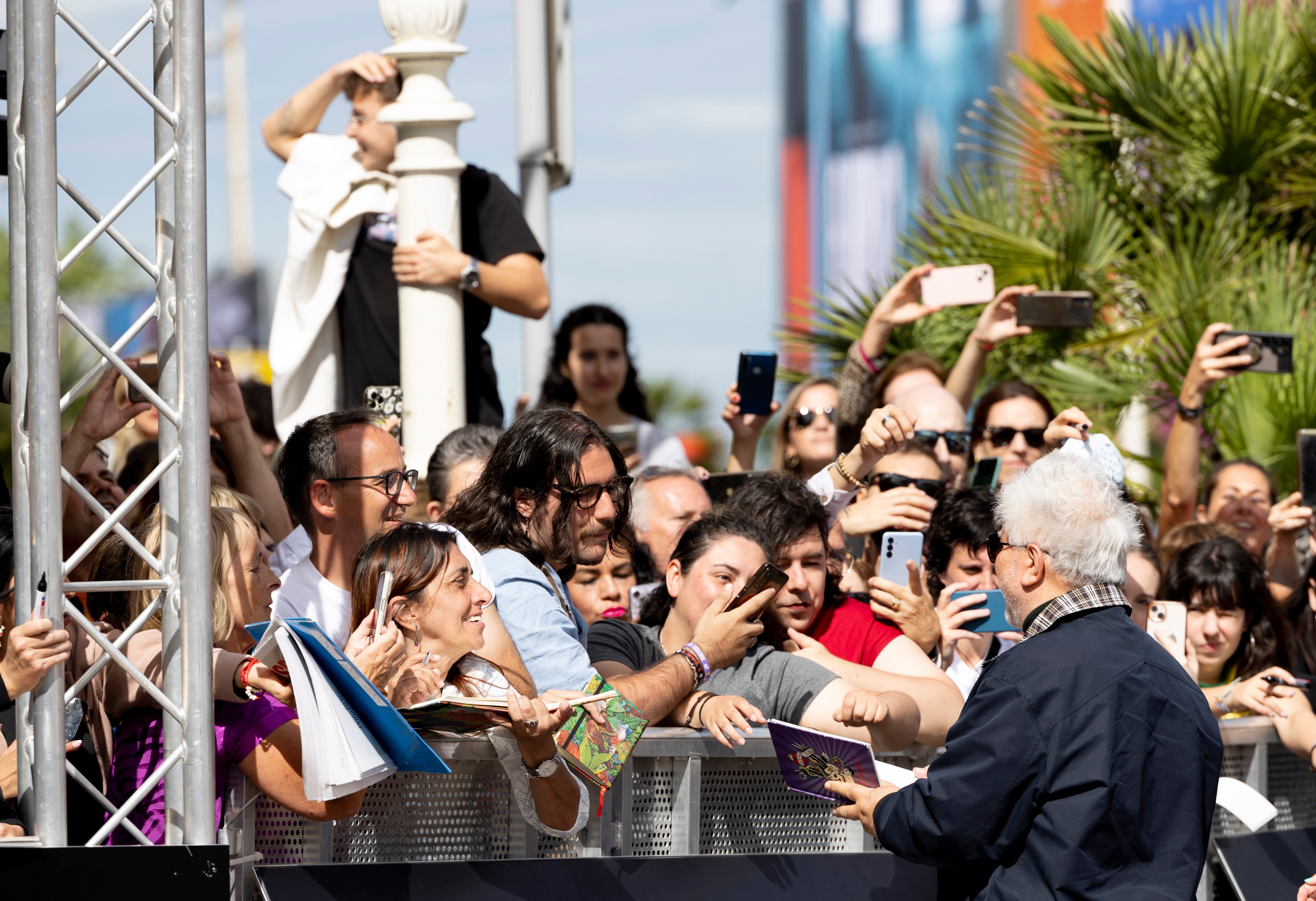 SAN SEBASTIÁN, 25/09/2024.- El realizador Pedro Almodovar posa a su llegada al Festival Internacional de Cine de San Sebastián. EFE/Juan Herrero.
