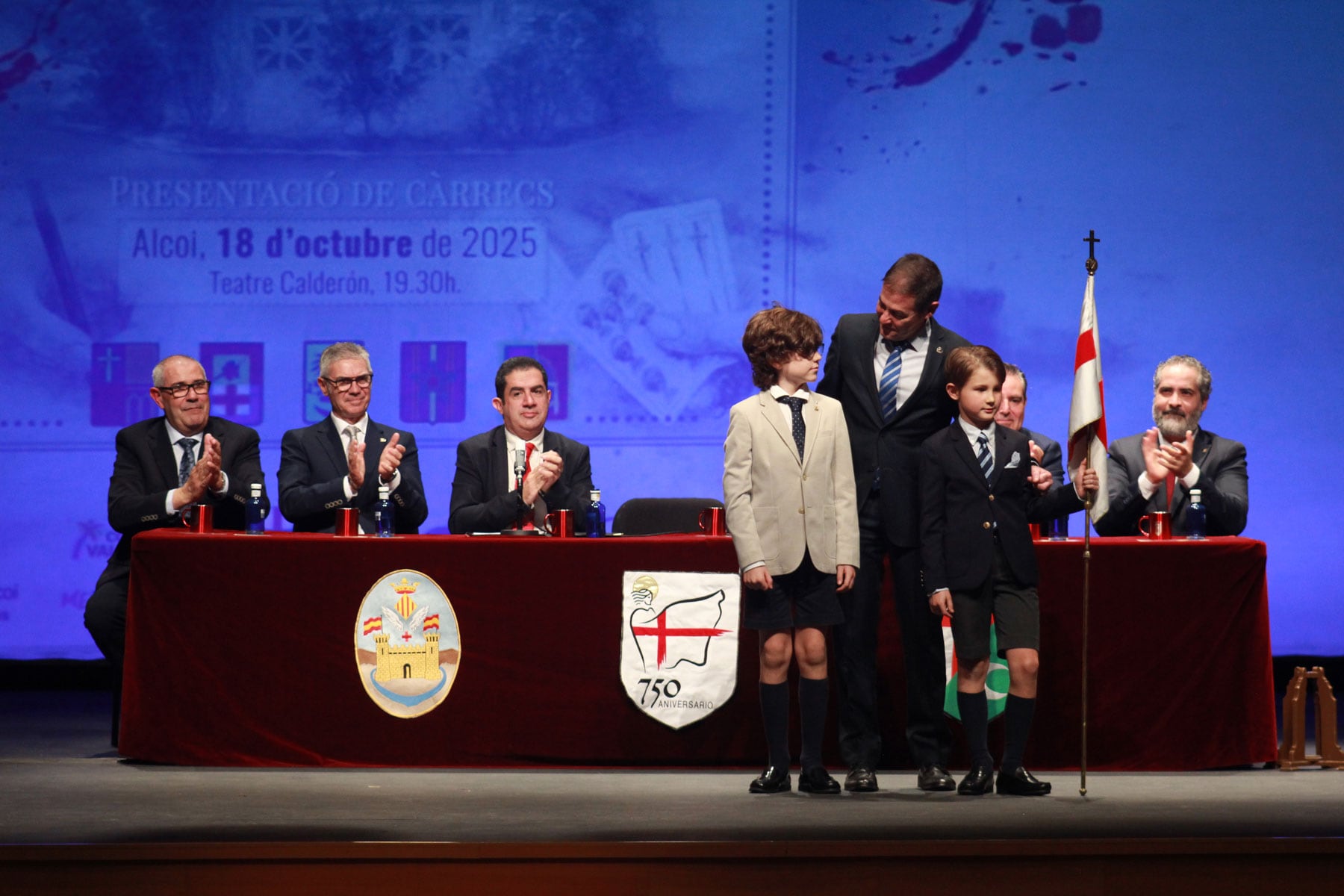 Instante en el que el Sant Jordiet 2025 Martín Bellver Sevila entrega la bandera a Mateo Vilaplana Blaak, Sant Jordiet 2026