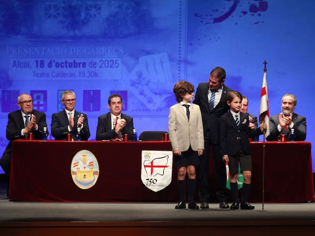 Instante en el que el Sant Jordiet 2025 Martín Bellver Sevila entrega la bandera a Mateo Vilaplana Blaak, Sant Jordiet 2026
