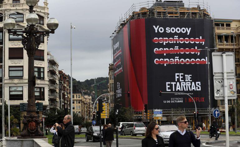 Un cartel anuncia la película &quot;Fe de Etarras&quot;, del realizador donostiarra Borja Cobeaga, en la fachada de un edificio del barrio de Gros de San Sebastiánuan Herrero.