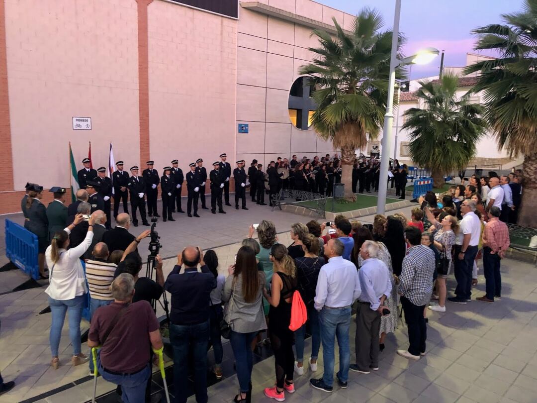 Momento en el que la Agrupación Musical Villanovense interpreta los himnos oficiales, tanto el de España como Andalucía.