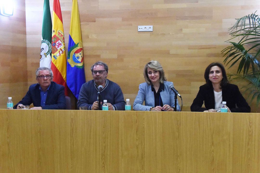 Un momento de la presentación del libro "Naufragios interiores" del que es autor Juan Emilio Ríos, segundo por la izquierda.