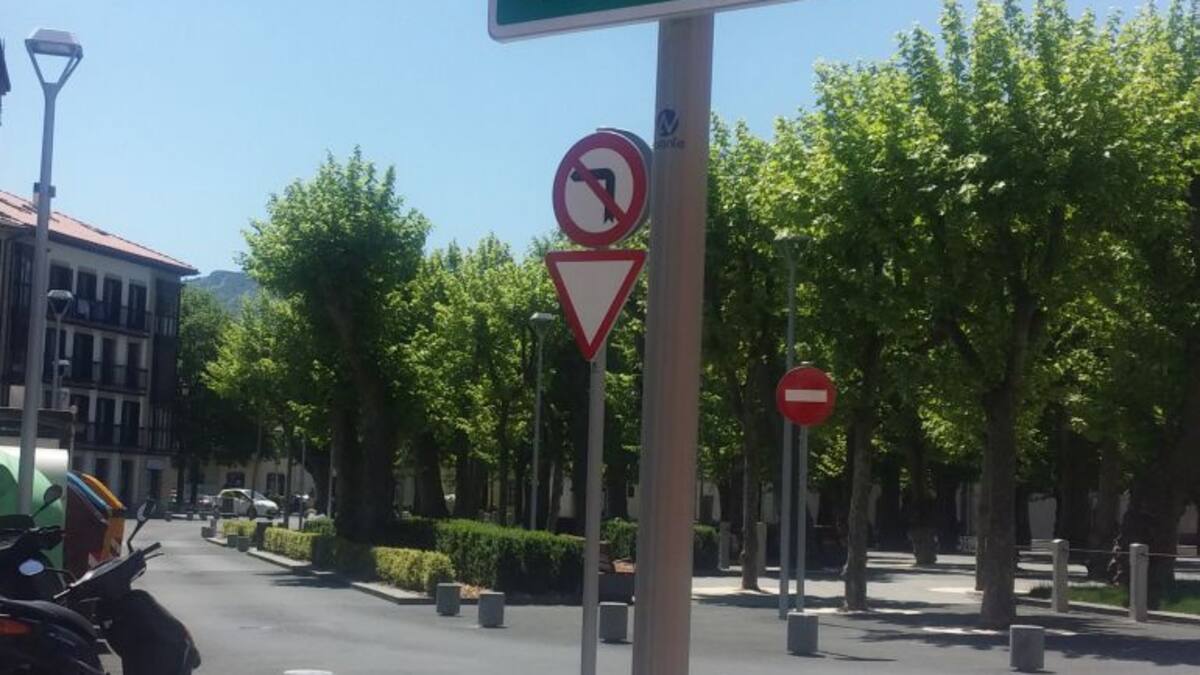 Ultimando la plaza de Urdanibia