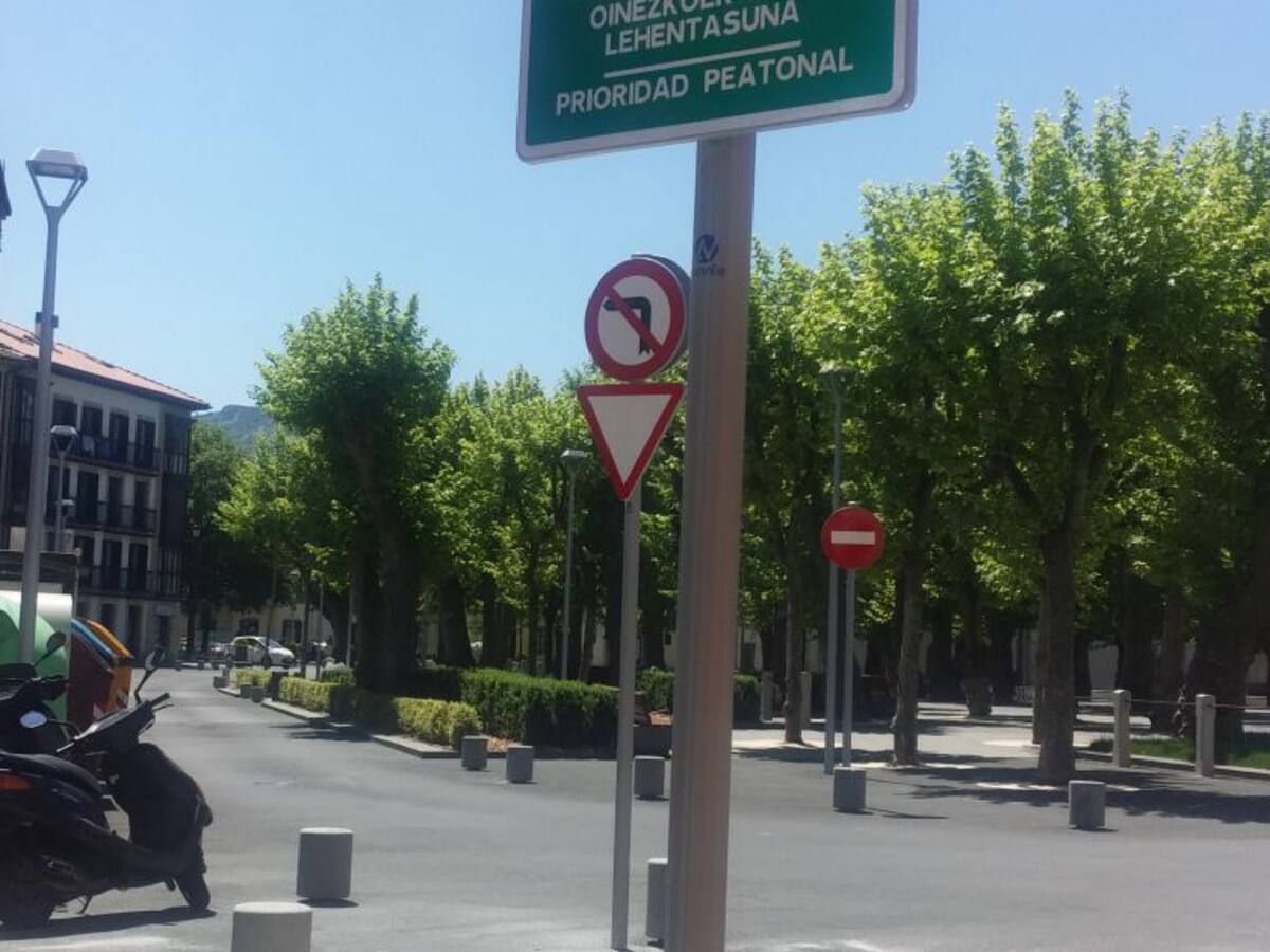 Ultimando la plaza de Urdanibia