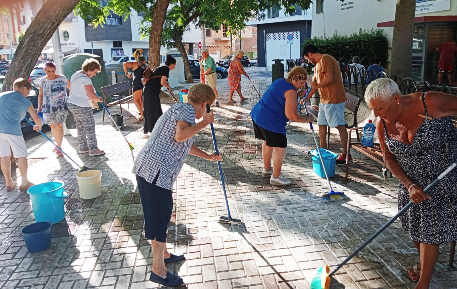 Vecinas de Las Delicias y Haza Honda salen a limpiar las calles (Málaga Ha Vesos)