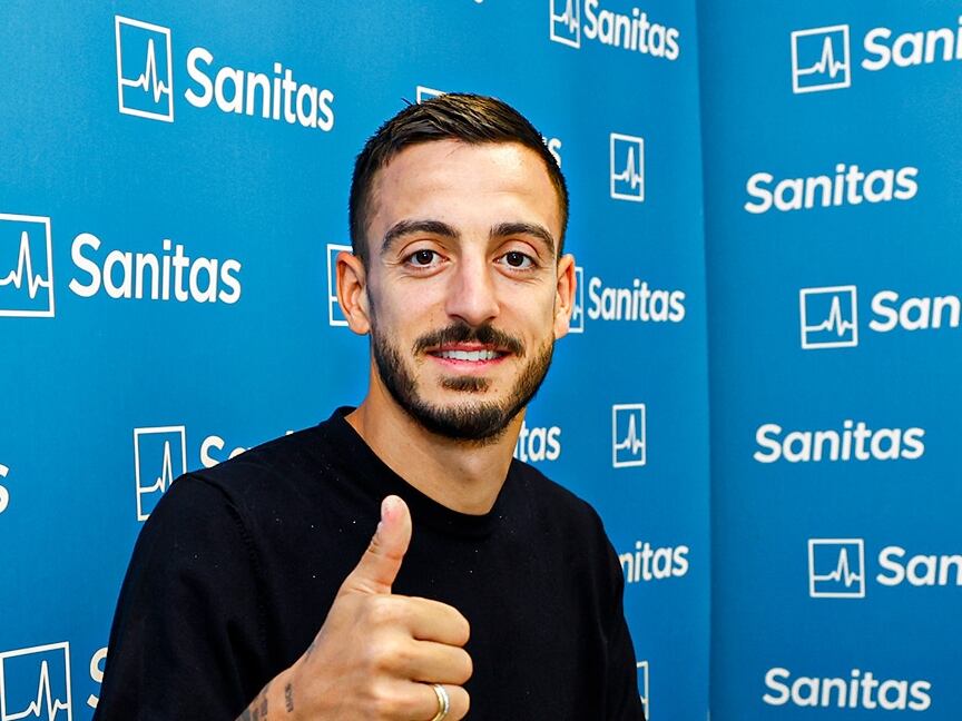 Joselu sonríe tras pasar el reconocimiento médico en el Real Madrid este martes (Real Madrid).