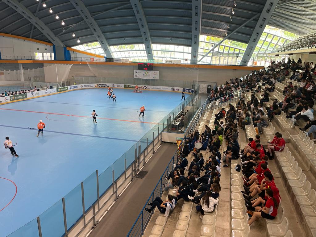 Campeonato de hockey en linea celebrado con el suelo polivalente que sustituye al hielo