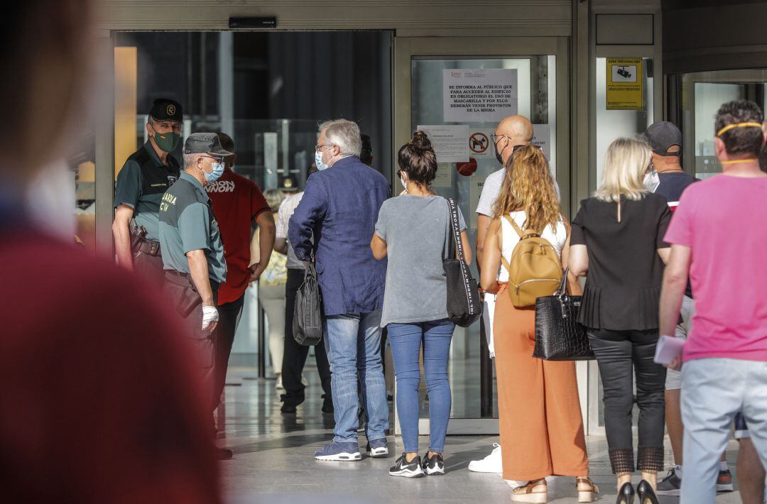 Largas colas de ciudadanos esperan su turno de entrada en los juzgados de la Ciudad de la Justicia de Valencia, colapsada ahora por el parón provocado por la pandemia del coronavirus, en Valencia, Comunidad Valenciana (España), a 3 de julio de 2020.