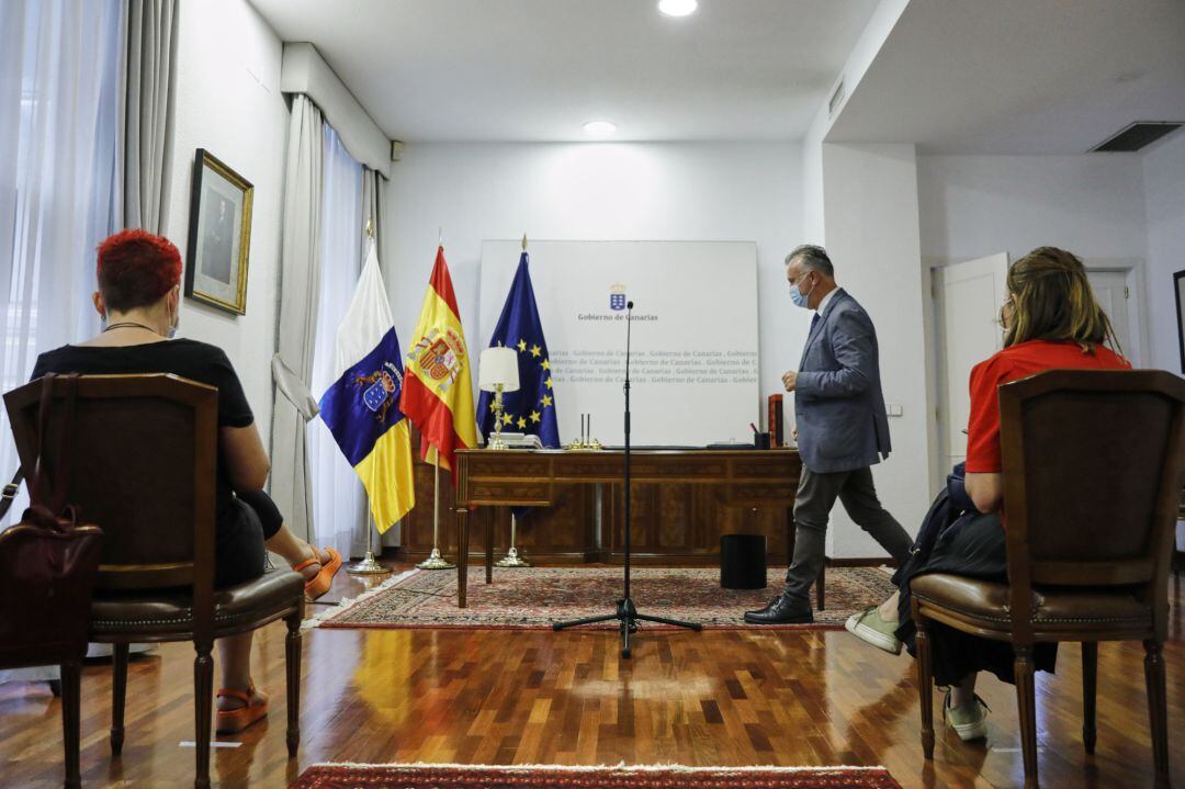 El presidente de Canarias, Ángel Víctor Torres, a su llegada para ofrecer una rueda de prensa tras una reunión telemática de presidentes de las Regiones Ultraperiféricas -RUP- desde la Delegación del Gobierno de Canarias en Madrid (España)