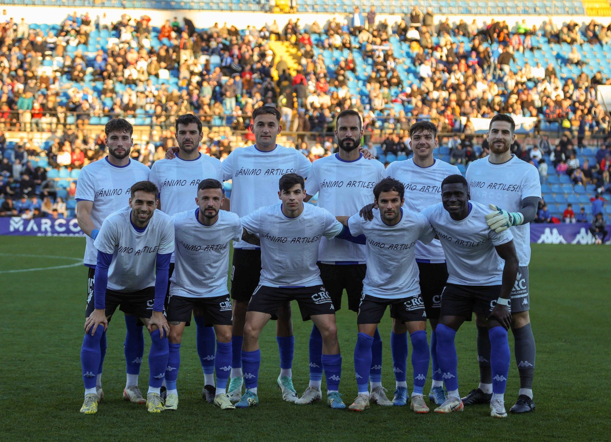 Los jugadores del Hércules posaron, frente a Sant Andreu, con una camiseta de "Ánimo Artiles", lesionado
