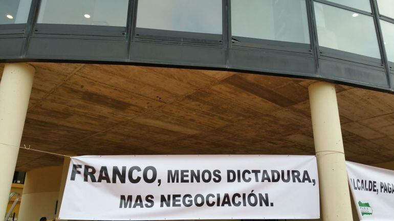 Juan Franco y sindicatos acercan posturas y éstos últimos dan por finalizadas las concentraciones a las puertas del Ayuntamiento de La Línea.