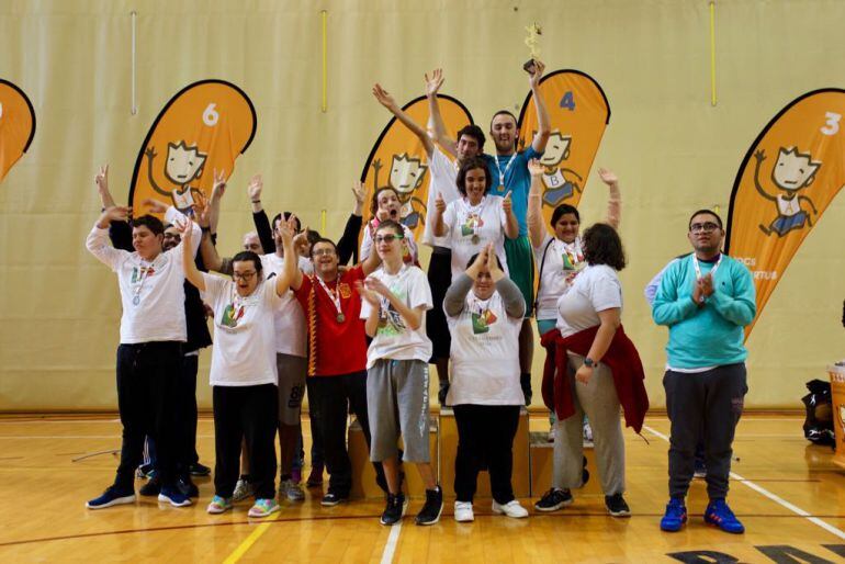 Algunos de los deportistas, con sus medallas, en el Campeonato Provincial de Deporte Adaptado celebrado en Benidorm.