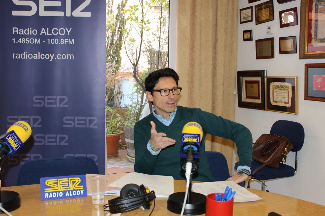Quique Ruiz en Radio Alcoy, en una imagen de ardhivo