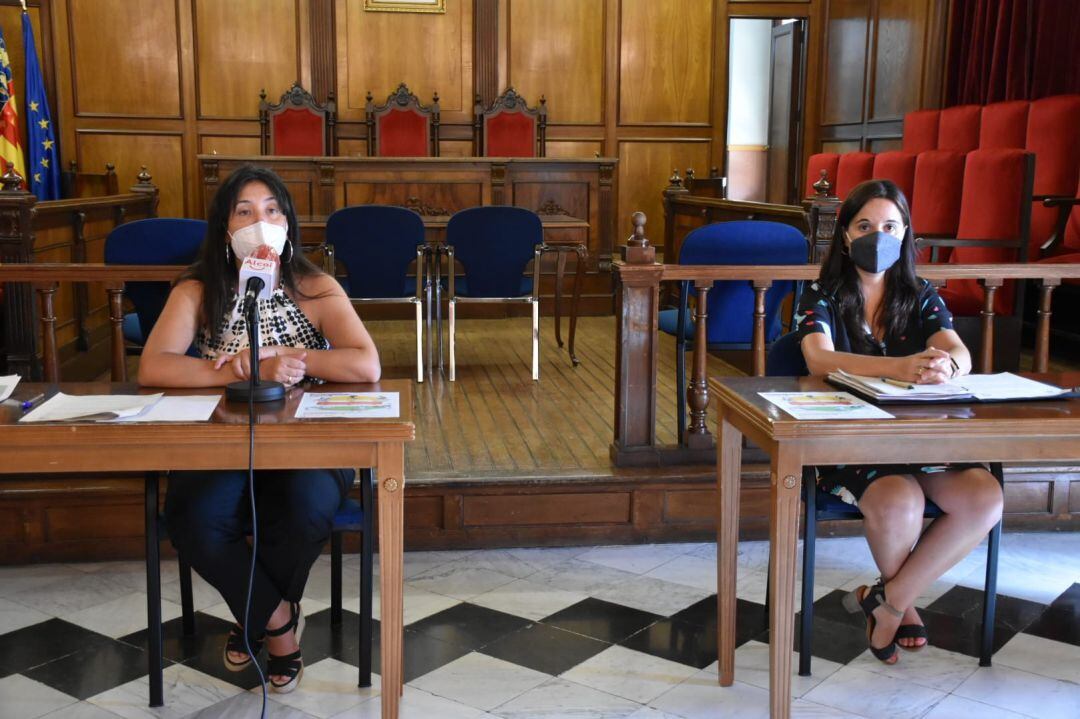La edil Teresa Sanjuán y la técnico del área Piedad España presentando la nueva campaña de presupuestos participativos.