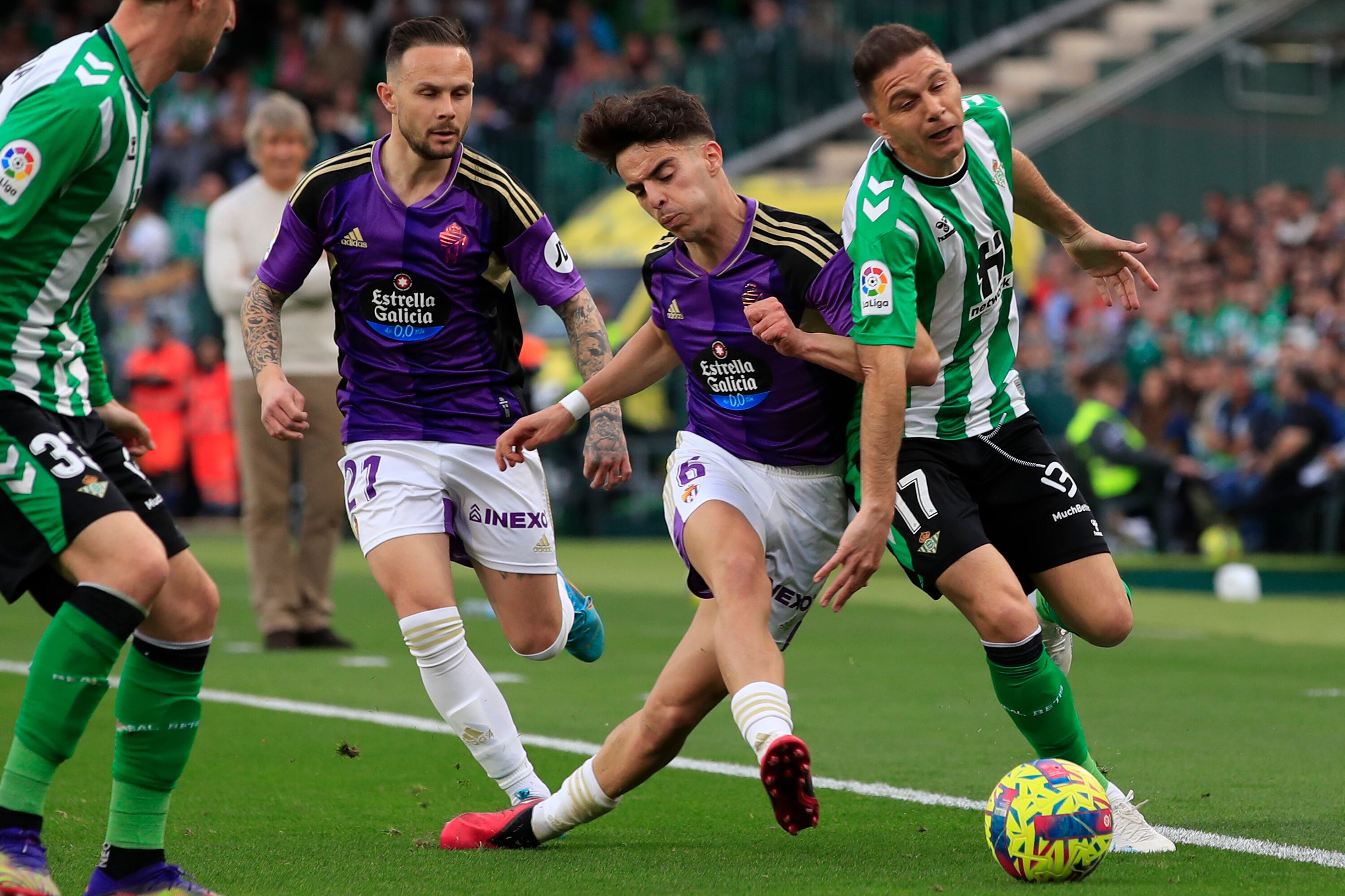 SEVILLA, 18/02/2023.- El centrocampista del Betis Joaquín Sánchez (d) recibe la falta de Álvaro Aguado (2-d), centorcampista del Valladolid, durante el partido de la Jornada 22 de LaLiga que el Betis y el Valladolid juegan este sábado en el estadio Benito Villamarín de Sevilla. EFE/Julio Muñoz