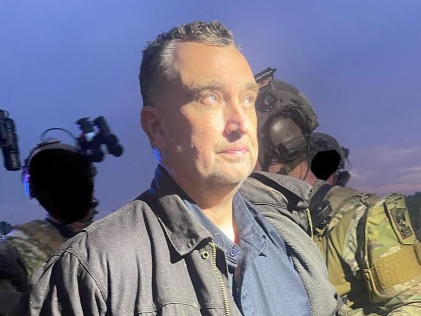 RAMSEY COUNTY (United States), 16/06/2025.- A picture shared on 15 June 2025 via social media by the Ramsey County Sheriff&#039;s Office of the arrest of Vance Luther Boelter, who is suspected of the targeted killing over the weekend of Minnesota Democratic state assemblywoman Melissa Hortman and her husband, Mark, in Brooklyn Park, Minnesota, USA. EFE/EPA/HANDOUT / RAMSEY COUNTY SHERIFF&#039;S OFFICE HANDOUT HANDOUT EDITORIAL USE ONLY/NO SALES
