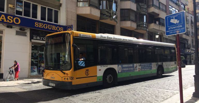 Un autobús circula por la Calle Bernabé Soriano.