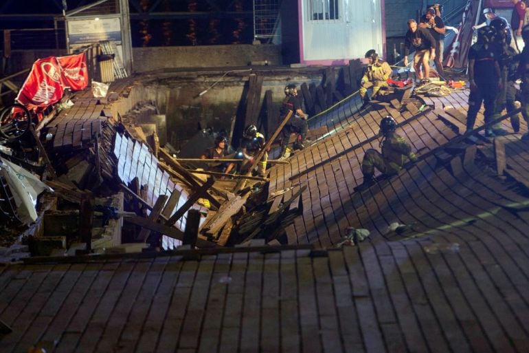 Bomberos de Vigo inspeccionan la parte del paseo marítimo que se hundió en Vigo durante un concierto de O Mariquiño