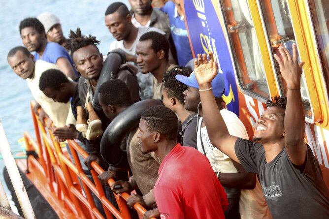 Llegada al puerto de Tarifa de algunos de los inmigrantes que han sido rescatados esta martes por Salvamento Marítimo