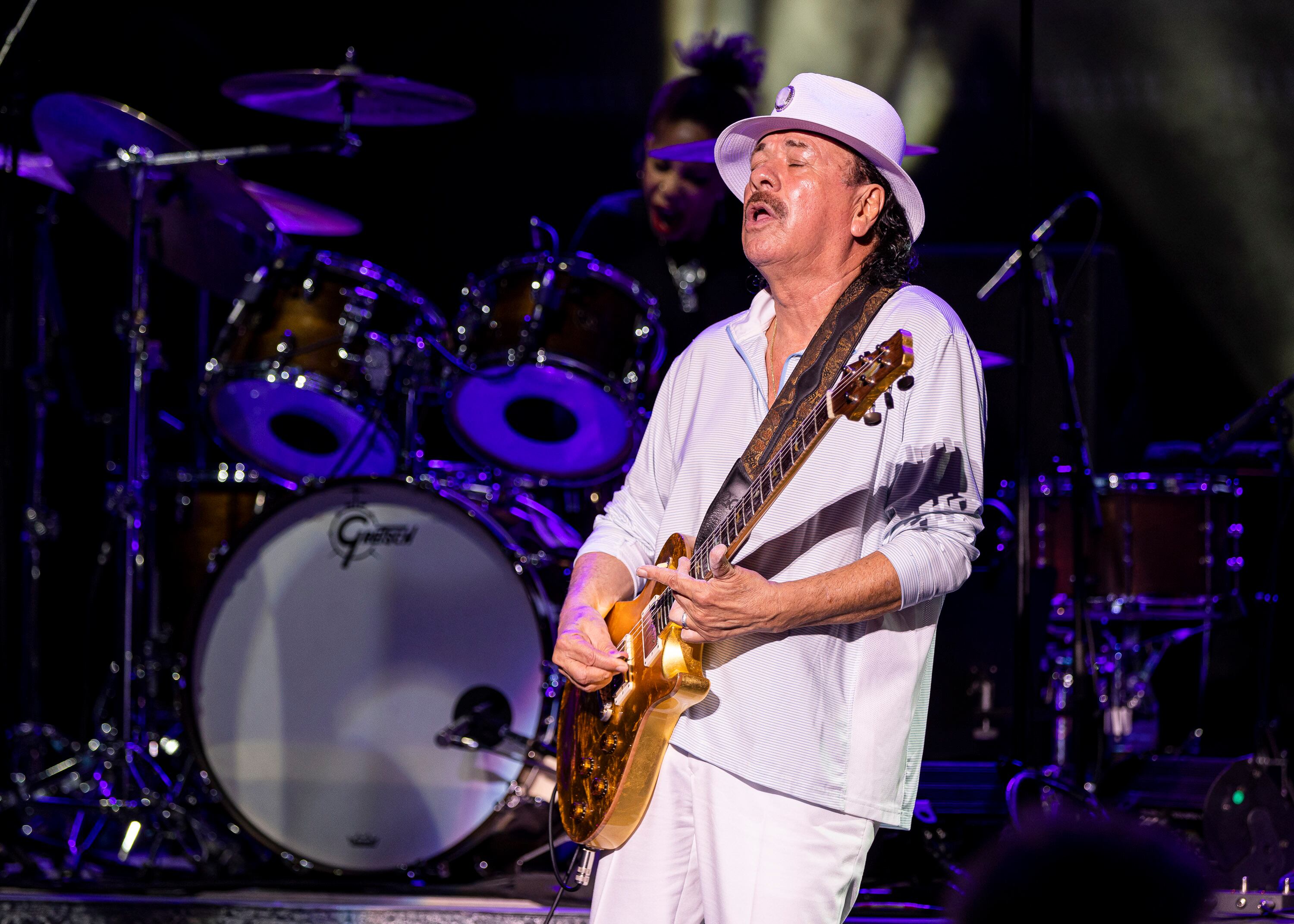 Carlos Santana, durante el concierto de ayer en Clarkston (Michigan, EEUU).