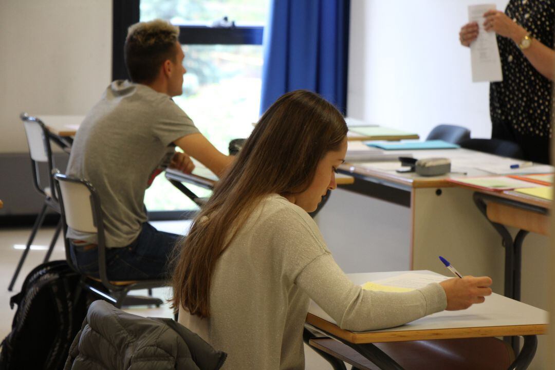 Alumnes examinant-se de la POB.