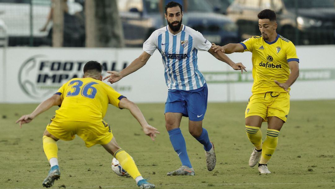 José Rodríguez busca un pase entre dos jugadores del Cádiz