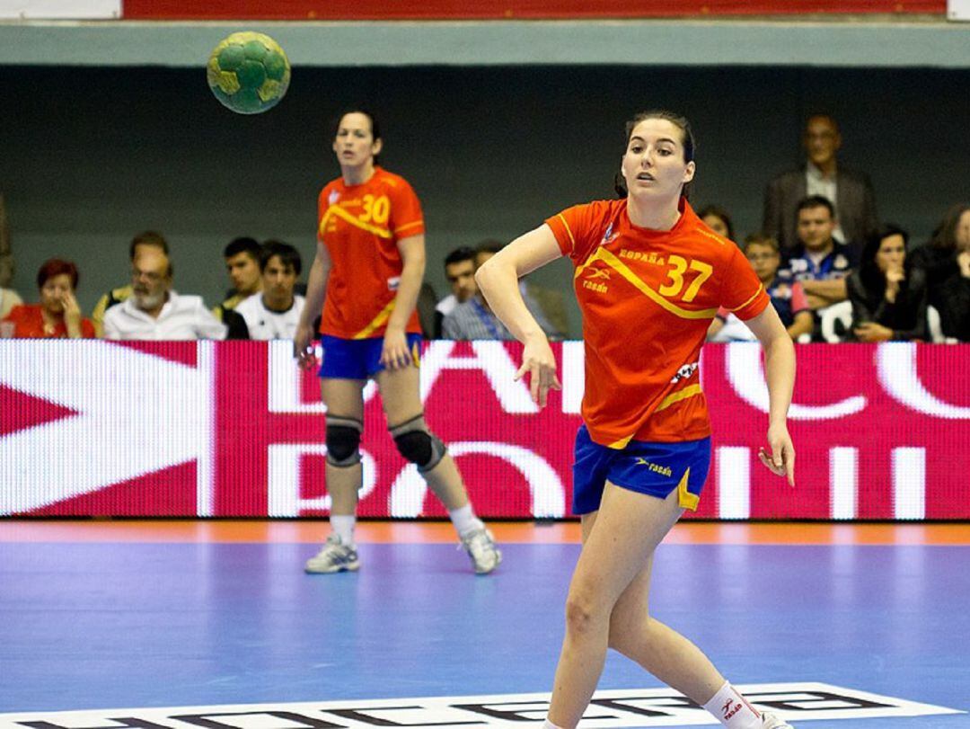 La ilicitana Ana Martínez lanza un balón un partido con España