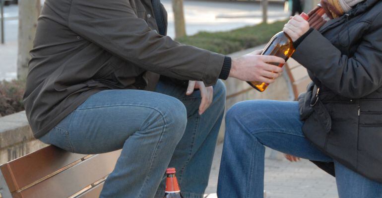 Joves bevent al carrer.
