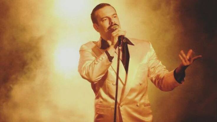 El médico que se transforma en Freddie Mercury