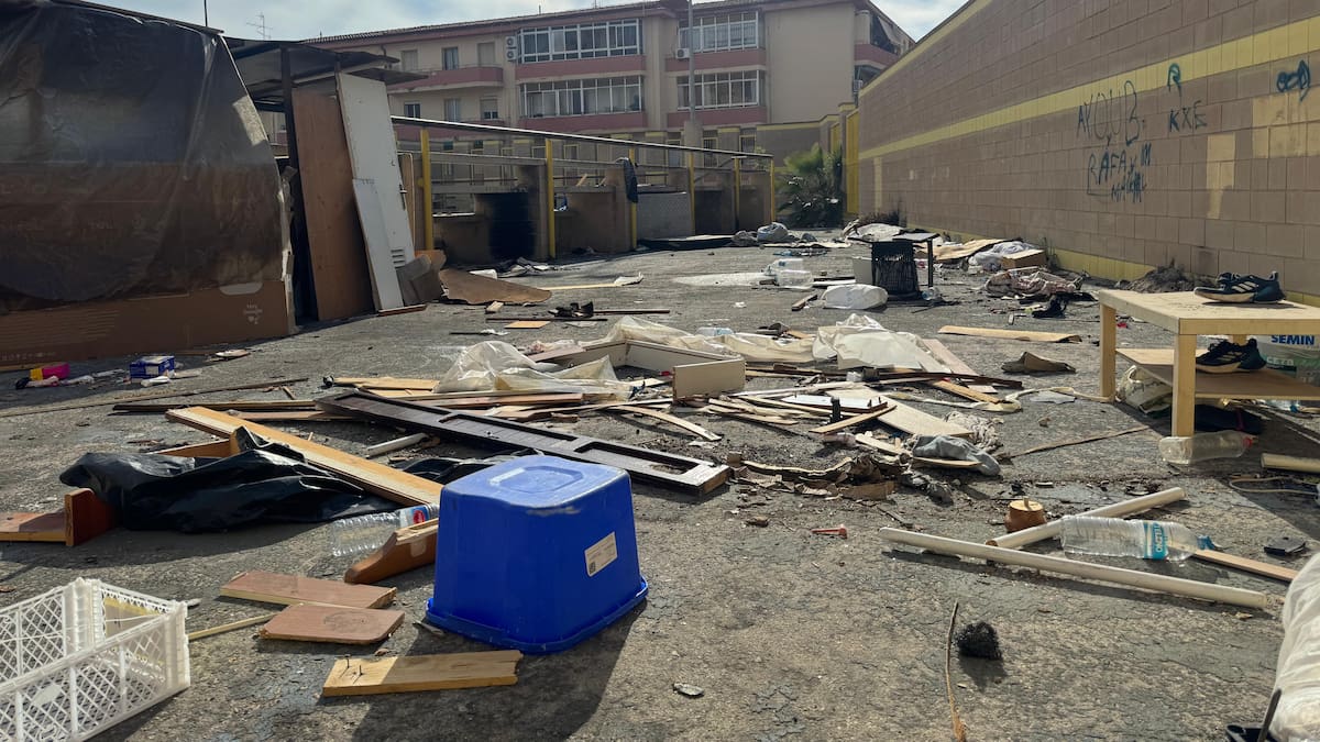 Victoria Melgosa, edil del PSOE, critica el estado en el que se encuentran las pistas deportivas de Colonia Requena