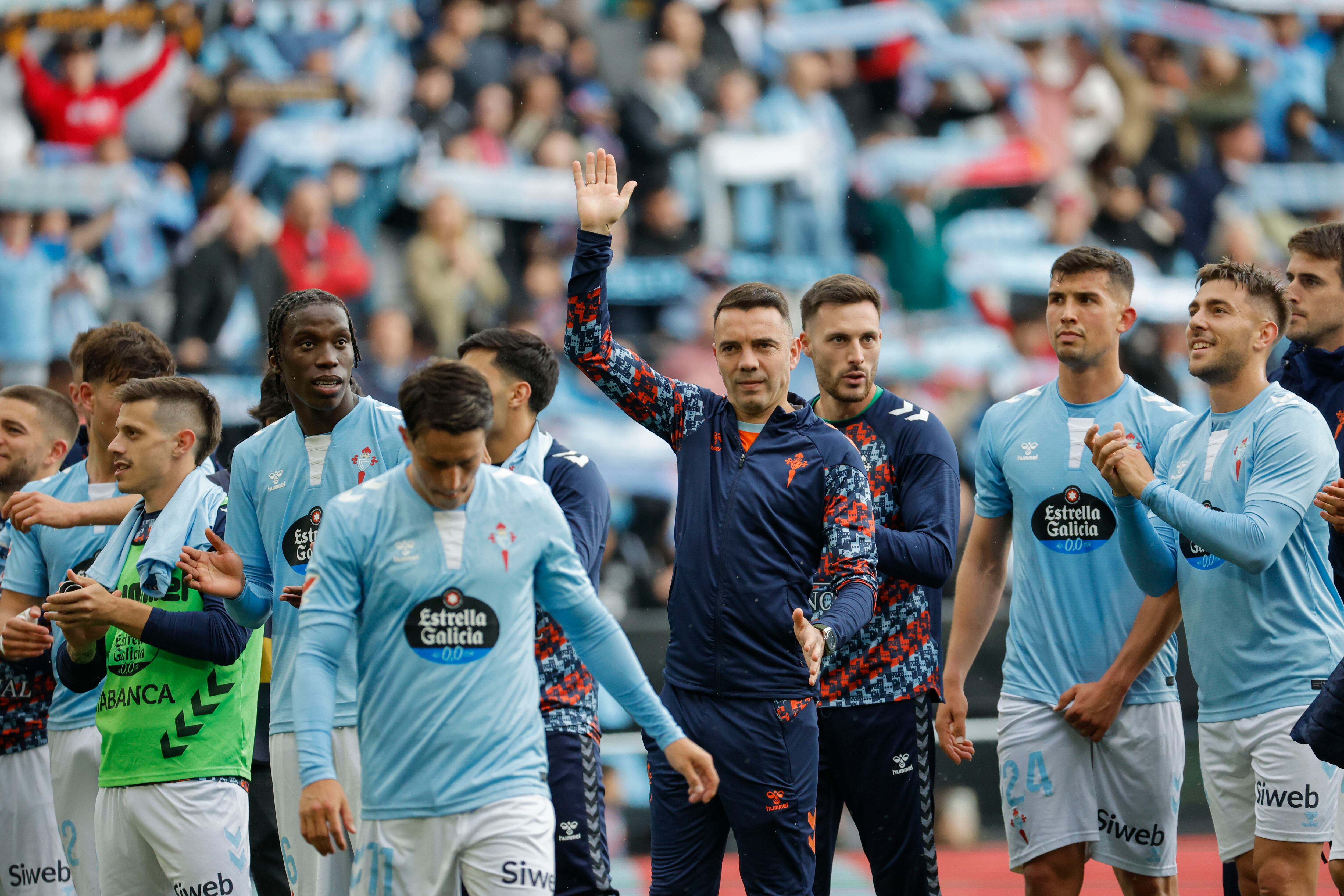 VIGO (PONTEVEDRA), 10/05/2025.-Los jugadores del Celta de Vigo celebran su victoria contra el Sevilla, durante el partido de la jornada 35 de LaLiga EA Sports entre el Celta de Vigo y el Sevilla, disputado este sábado en el Estadio Abanca-Balaídos en Vigo.-EFE/ Lavandeira Jr
