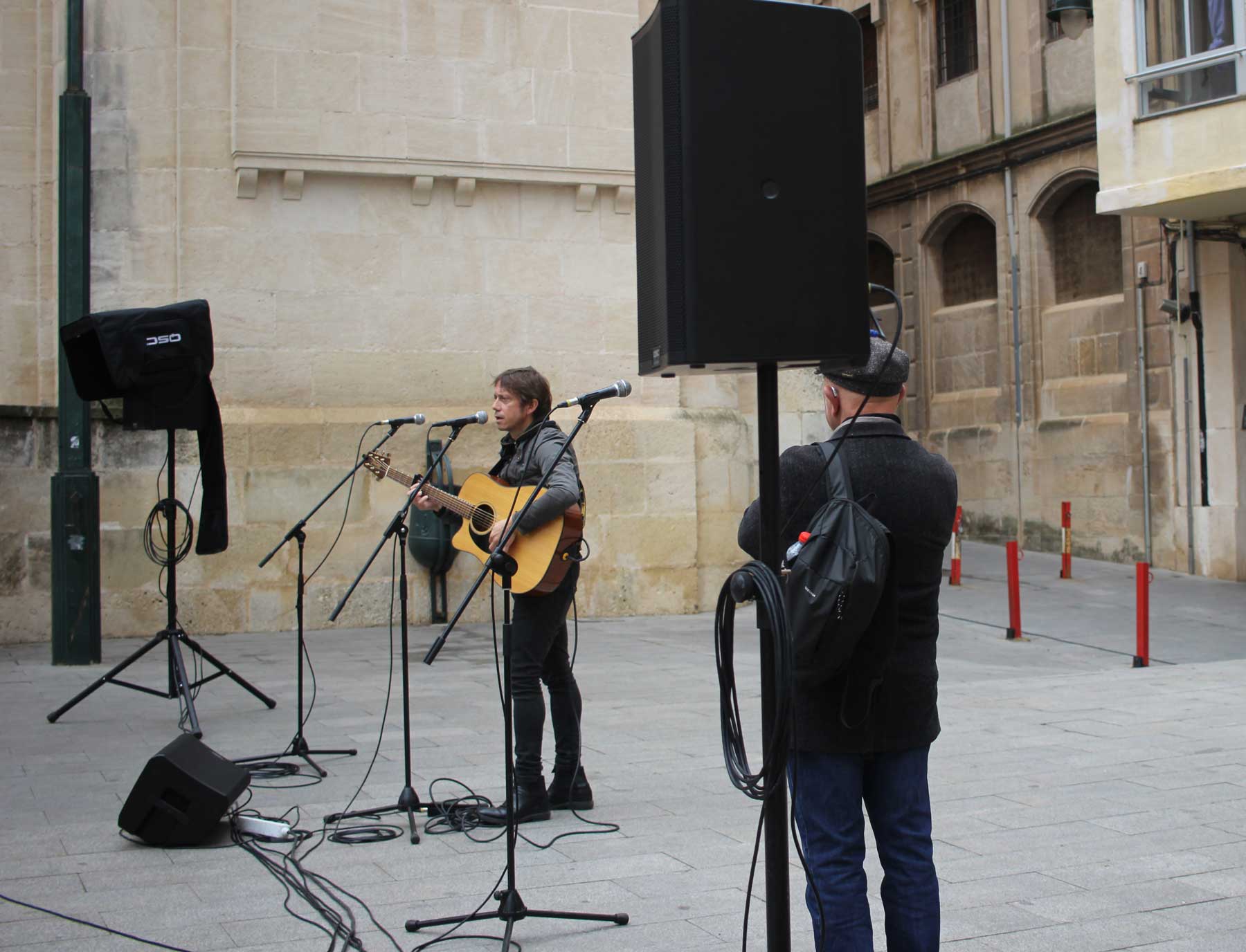 El cantautor alcoià Natxo Ruiz, durant la seua actuació en l'homenatge a Joan Valls en la Placeta del Fossar
