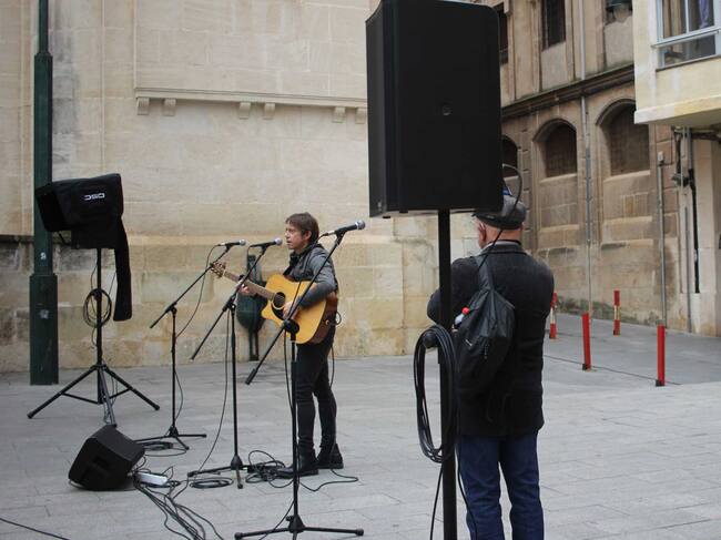 El cantautor alcoià Natxo Ruiz, durant la seua actuació en l'homenatge a Joan Valls en la Placeta del Fossar