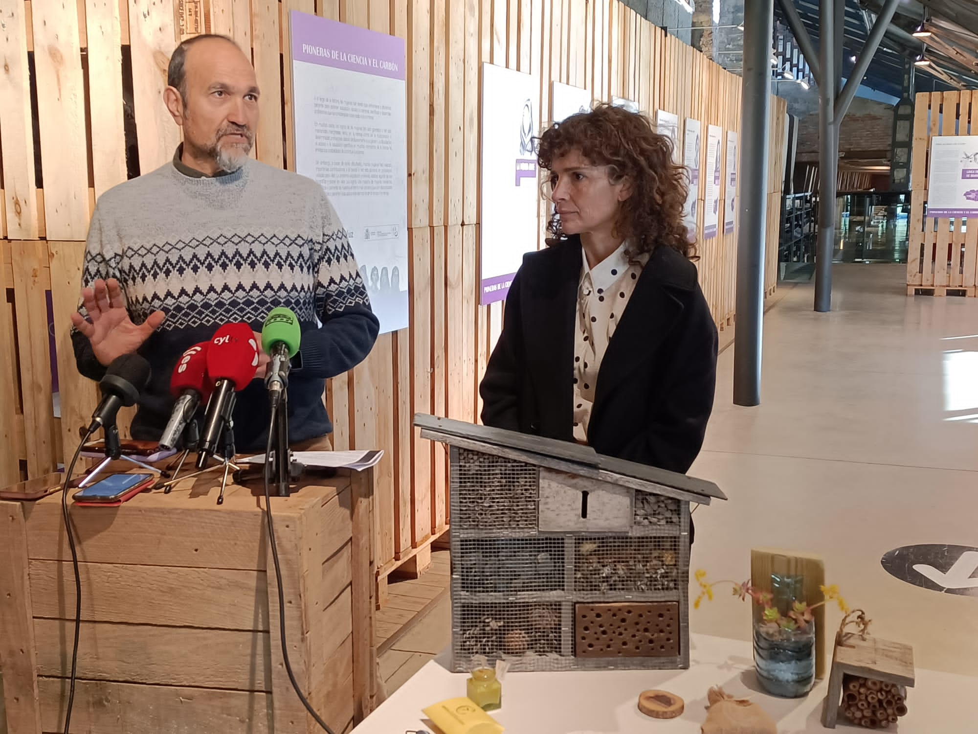 Conchi Fernández y Luis del Riego explicando el programa