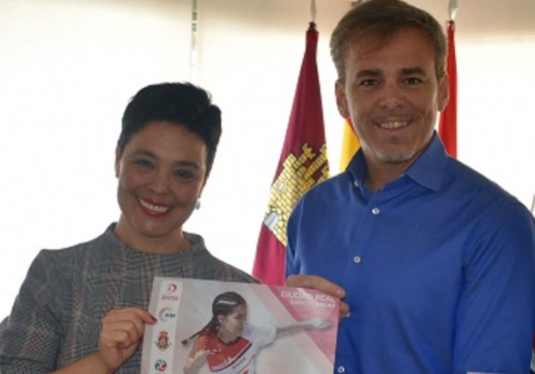 Antonio Gallego junto a la alcaldesa Pilar Zamora en la presentación del Campeonato de España Inline de patinaje Freestyle que tendrá lugar en mayo