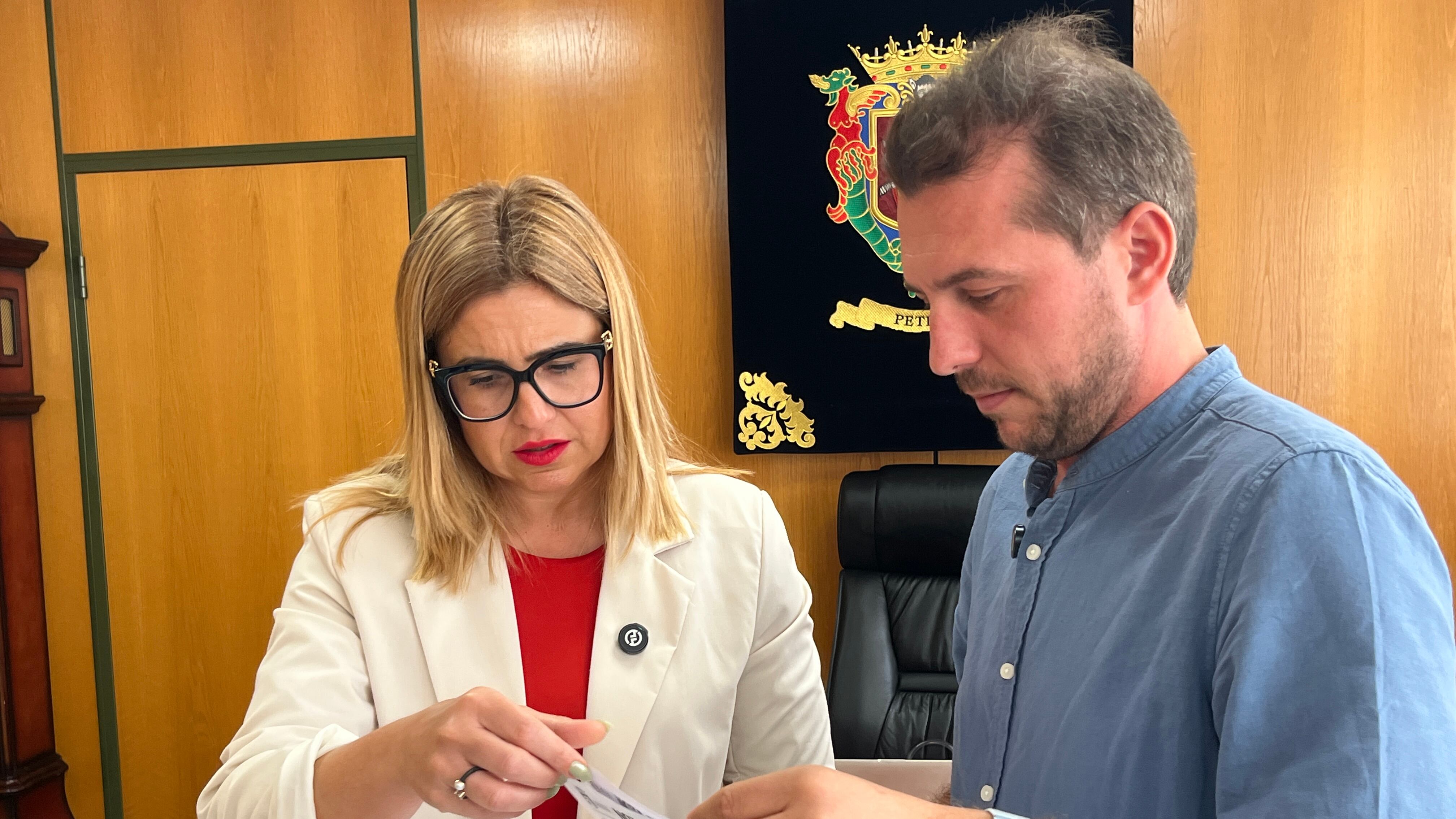 Irene Navarro, alcaldesa de Petrer; junto a David Morcillo, concejal de Desarrollo Económico